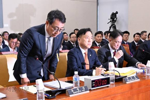 유영상 SK텔레콤 대표가 30일 국회 과학기술정보방송통신위원회에서 열린 방송·통신 분야 청문회에 출석해 고개를 숙이며 인사하고 있다. 안주영 전문기자