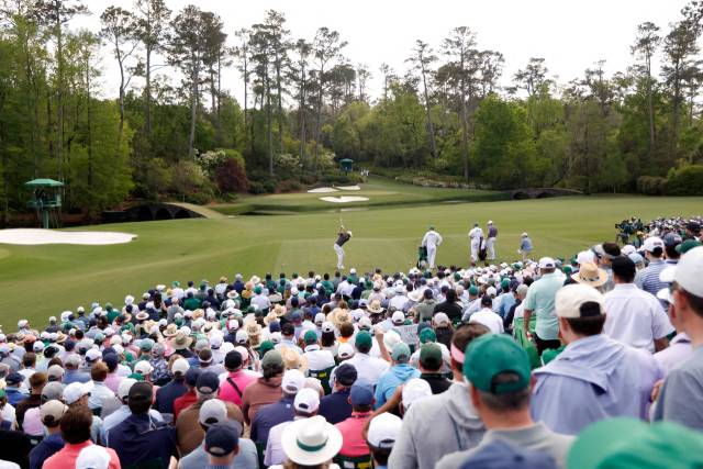 그 유명한 파3 12번 홀에서 스코티 셰플러의 3라운드 티샷을 지켜보는 관람객들. AFP연합뉴스