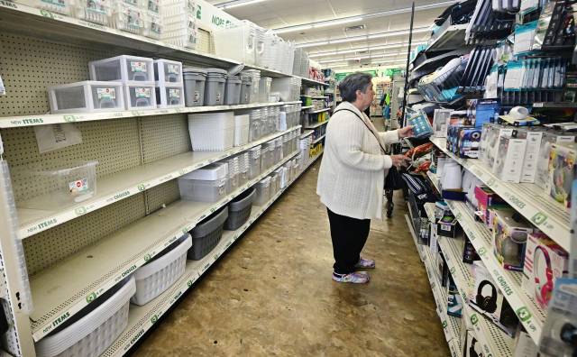 28일(현지 시간) 미국 캘리포니아 알함브라에 있는 초저가 소매점 달러트리 매장에서 한 여성이 쇼핑 중인 가운데 주요 진열대가 물건이 채워지지 않은 채 텅 비어 있다. 시장에서는 미중 관세전쟁의 여파로 5월 중순께 상점들의 물량 부족이 가시화하고 이후 운송·소매 업계에서 해고가 이뤄진 뒤 올여름 경기 침체가 시작될 것이라는 분석이 나오고 있다. AFP연합뉴스