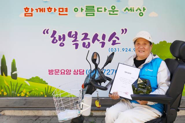 KT 희망나눔인상 수상자 이연희씨가 포즈를 취하고 있다. 사진제공=KT