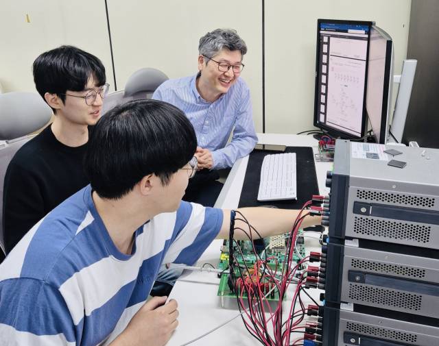 이달의 과학기술인상 5월 수상자인 김재준 서울대 교수가 제자들과 연구를 진행하고 있다. 사진 제공=과학기술정보통신부