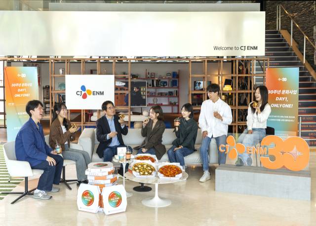 윤상현(왼쪽 세 번째) CJ ENM 대표가 CJ 문화 사업 30주년을 맞아 직원들과 ‘DAY1 미팅’을 진행하고 있다. 사진 제공=CJ ENM