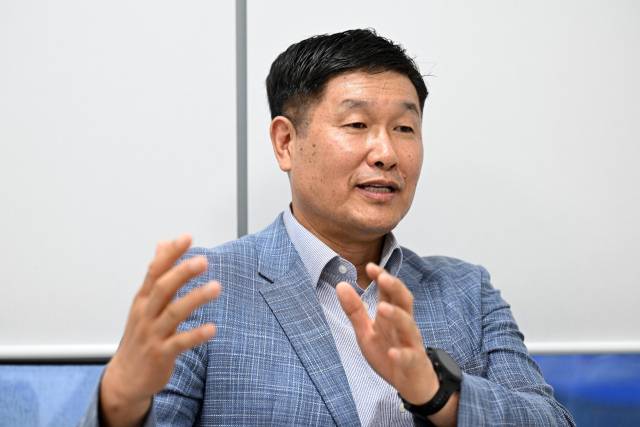 강건작 예비역 육군 중장이 서울경제신문과의 인터뷰에서 훈련에 집중하는 군대의 필요성을 설명하고 있다. 조태형 기자