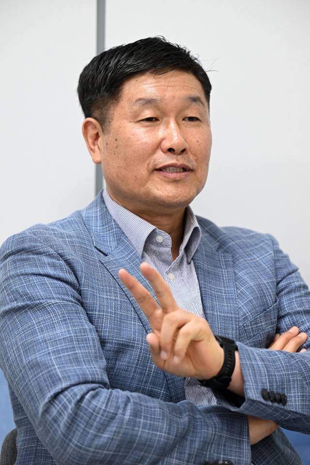강건작 예비역 육군 중장이 서울 서초구 법무법인 로백스에서 서울경제신문과 인터뷰를 하고 있다. 조태형 기자