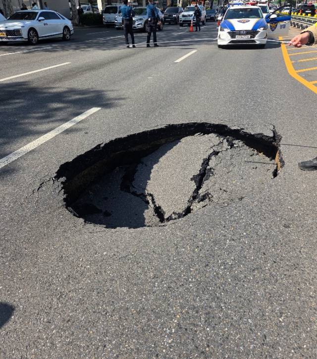 30일 오후 강동구 성내동 길동사거리에서 발생한 싱크홀 현장. 강동구청 제공