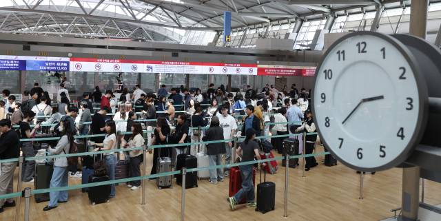 '황금연휴'를 앞둔 30일 인천국제공항 제1여객터미널 출국장이 여행객들로 붐비고 있다. 영종도=권욱 기자