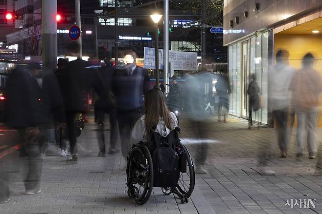 휠체어 이용 장애인인 유지민씨가 방과후 온라인 수업을 듣기 위해 근처 카페로 이동하고 있다. ⓒ시사IN 이명익