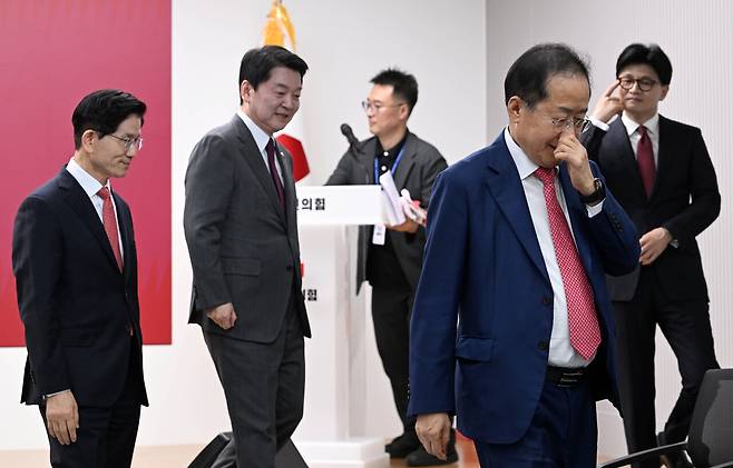 4월29일 서울 여의도 국민의힘 당사에서 열린 제21대 대통령 후보자 국민의힘 3차 경선 진출자 발표 행사에서 경선에 탈락 후 정계은퇴 의사를 밝힌 홍준표 후보가 발표장에서 나가고 있다. ⓒ국회사진기자단