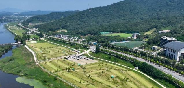 광주 광산구가 공공골프장 3곳을 직영방식으로 운영한다. 구민에게 더 많은 혜택을 돌려주는 등 공공성을 강화한다는 취지에서다. 직영 대상은 최근 국민체육진흥공단으로부터 관리운영권을 이관 받은 에콜리안 광산CC(이하 광산CC)와 서봉·임곡 파크골프장 등이다. 그러나 지자체가 산하 시설관리공단이 있는데도 체육시설 일부를 직영으로 전환하는 것이 부적절하다는 지적도 나온다. 더욱이 생소한 '행정 밖 골프시장'에 진출하며 산하 기관의 일감 을 빼앗아간다는 곱지 않은 시선도 나오고 있다. 서봉파크골프장 전경 ⓒ광주 광산구 제공