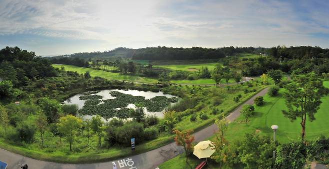 광주 광산구가 공공골프장 3곳을 직영방식으로 운영한다. 구민에게 더 많은 혜택을 돌려주는 등 공공성을 강화한다는 취지에서다. 직영 대상은 최근 국민체육진흥공단으로부터 관리운영권을 이관 받은 에콜리안 광산CC(이하 광산CC)와 서봉·임곡 파크골프장 등이다. 그러나 지자체가 산하 시설관리공단이 있는데도 체육시설 일부를 직영으로 전환하는 것이 부적절하다는 지적도 나온다. 더욱이 생소한 '행정 밖 골프시장'에 진출하며 산하 기관의 일감 을 빼앗아간다는 곱지 않은 시선도 나오고 있다. 에콜리안 광산CC 전경 ⓒ국민체육진흥공단
