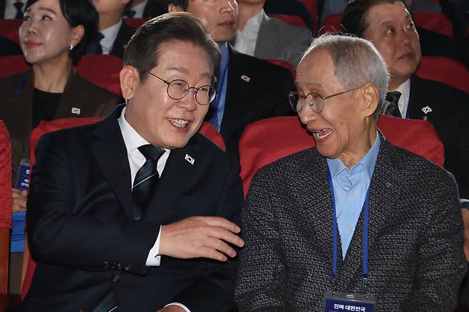 이재명 더불어민주당 대선 후보가 30일 서울 여의도 국회 의원회관에서 열린 더불어민주당 제21대 대통령선거 '진짜 대한민국' 중앙선거대책위원회 출범식에서 윤여준 상임 총괄선대위원장과 대화하고 있다. ⓒ국회사진취재단