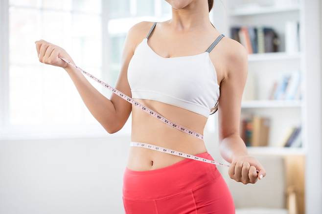 최근 허리 둘레를 엉덩이 둘레로 나눈 수치인 ‘WHR’이 새로운 비만 측정 척도로 떠오르고 있다. 뉴캐슬대 연구에 따르면 여성은 이른바 ‘콜라병 몸매’로 불리는 WHR 0.7 정도가 이성이 호감을 느끼는 가장 이상적인 몸매로 나타났다   사진제공｜365mc