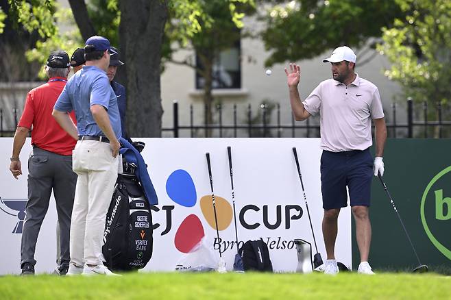 스코티 셰플러(오른쪽)가 PGA 투어 ‘더 CJ컵 바이런 넬슨’ 개막을 앞두고 30일 미국 텍사스주 댈러스 근교 맥키니의 TPC 크레이그 랜치에서 연습 라운드를 하던 중 캐디로부터 공을 건네받고 있다. 게티이미지코리아
