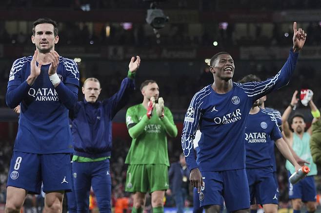 PSG 선수들이 30일 아스널전에서 승리한 뒤 원정 응원온 팬에게 인사하고 있다. AP연합뉴스