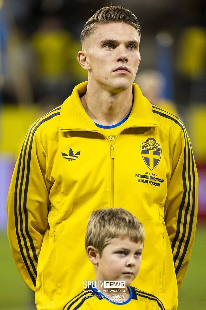 ▲ 맨체스터 유나이티드가 대표적이다. 후벵 아모림 감독이 스포르팅CP에서 호흡했다는 인연으로 라스무스 회이룬, 조슈아 지르크지를 모두 내치고 요케레스에게 관심을 보이는 중이다. 빅터 오시멘(갈라타사라이)도 후보군에 있지만, 원소속팀 나폴리가 여전히 8,500만 파운드(약 1,609억 원) 이하로는 매각하지 않겠다는 의지가 강하다.