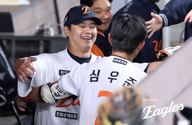 ▲ 한화 노시환과 심우준이 포옹을 나누고 있다. ⓒ한화 이글스