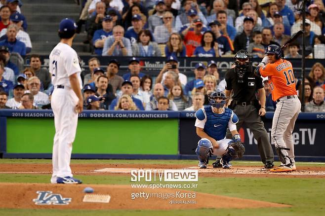 ▲ 2017년 월드시리즈 3차전 당시 다르빗슈를 상대로 홈런을 친 뒤 인종차별 행위로 지탄의 대상이 된 구리엘