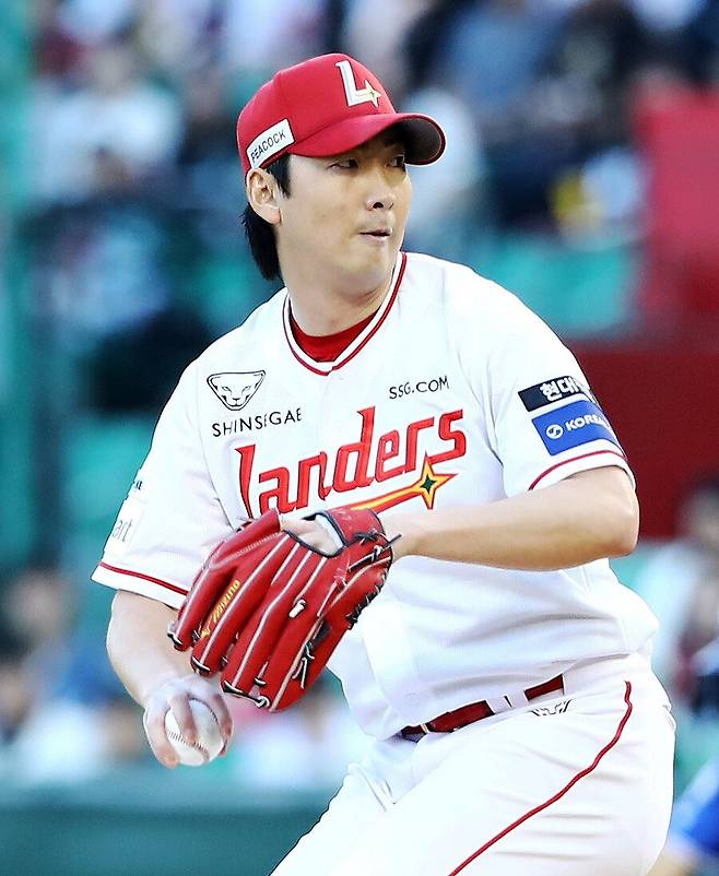 ▲ 5이닝 3실점으로 선전한 SSG 선발 문승원 ⓒSSG랜더스