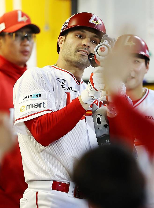 ▲ 3회 동점 투런포 후 세리머니를 하고 있는 라이언 맥브룸 ⓒSSG랜더스