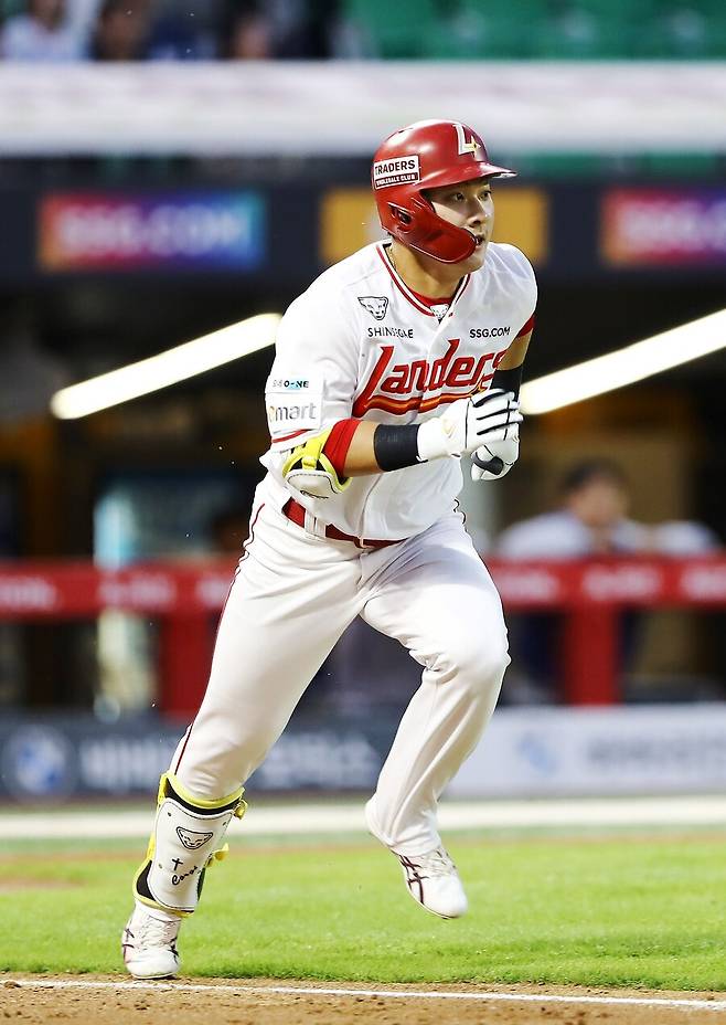 ▲ 연장 10회 극적인 동점 투런포를 터뜨린 최준우 ⓒSSG랜더스