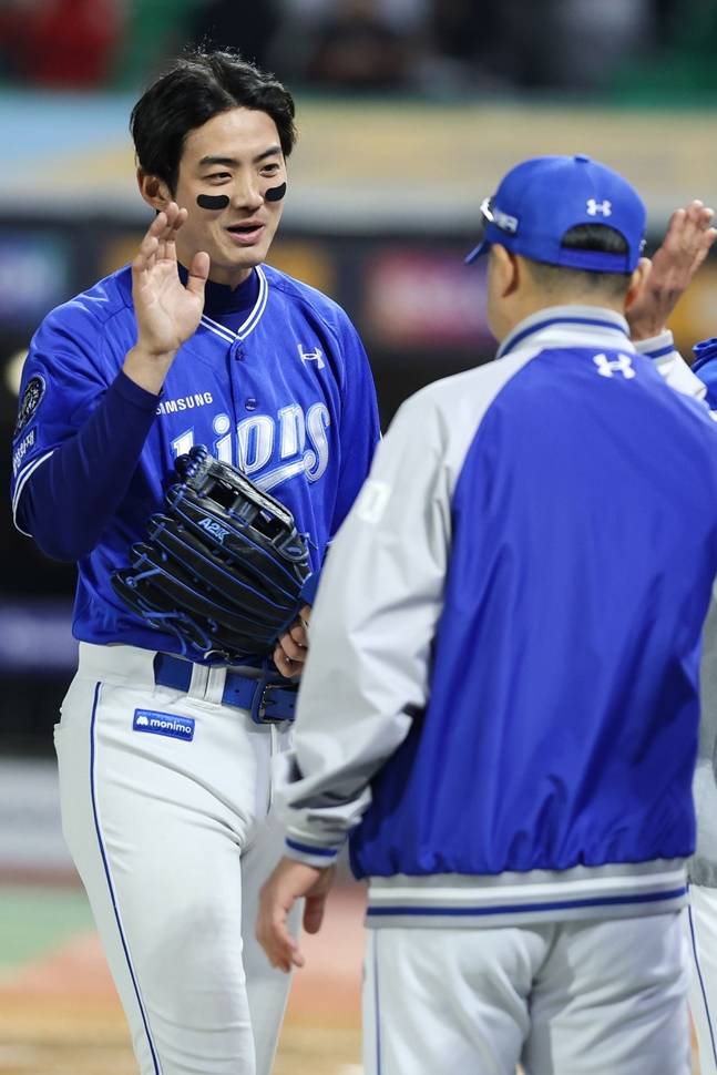 삼성 주장 구자욱(왼쪽)과 박진만 감독이 29일 인천 SSG전 승리 후 하이파이브를 하고 있다. /사진=삼성 라이온즈 제공