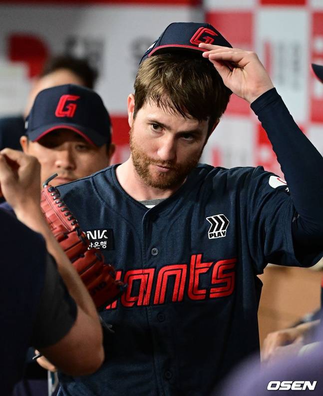 찰리 반지가 7이닝 1실점 호투를 펼치고도 어두운 표정으로 더그아웃에 들어오고 있다.