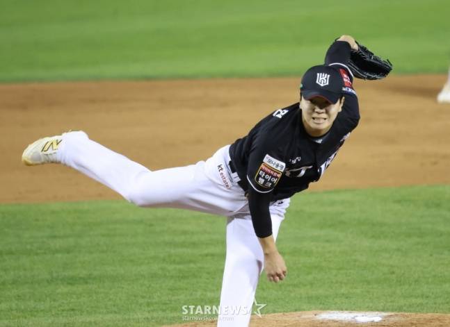 KT 원상현이 29일 잠실 두산전에서 역투하고 있다. /사진=김진경 대기자