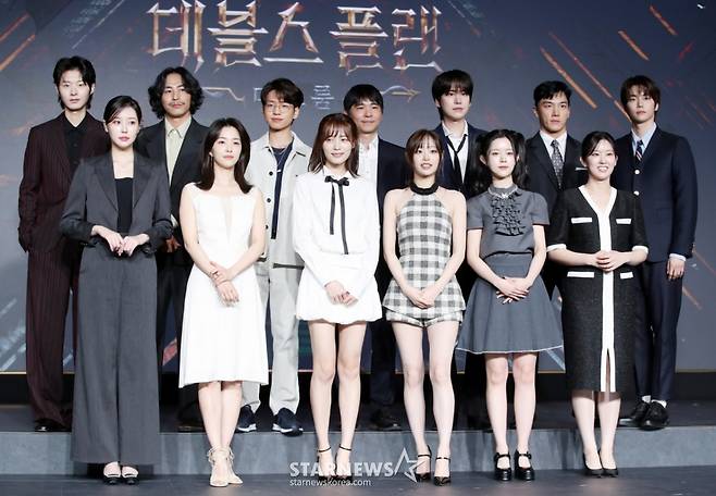 모델 최현준, 보드게임 유튜버 티노, 박상연, 이세돌 전 프로바둑기사, 가수 규현, 세븐하이, 정현규, 손은유, 김하린, 츄, 정종연 PD, 윤소희, 강지영, 이승현(뒷줄 왼쪽부터 시계방향)이 29일 오전 서울 마포구 호텔나루에서 열린 넷플릭스 '데블스 플랜: 데스룸' 제작발표회에 참석해 포즈를 취하고 있다.  정종연 PD가 연출하는 '데블스 플랜: 데스룸'은 다양한 직업군의 플레이어가 7일간 합숙하며 최고의 브레인을 가리는 두뇌 서바이벌 게임으로 오는 5월 6일 공개된다. /2025.04.29 /사진=김휘선 hwijpg@