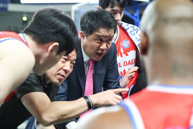 유도훈 감독(오른쪽에서 두 번째). /사진=KBL 제공