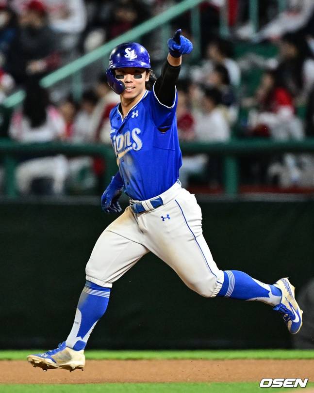 10회초 앞서가는 홈런을 날리는 김성윤.