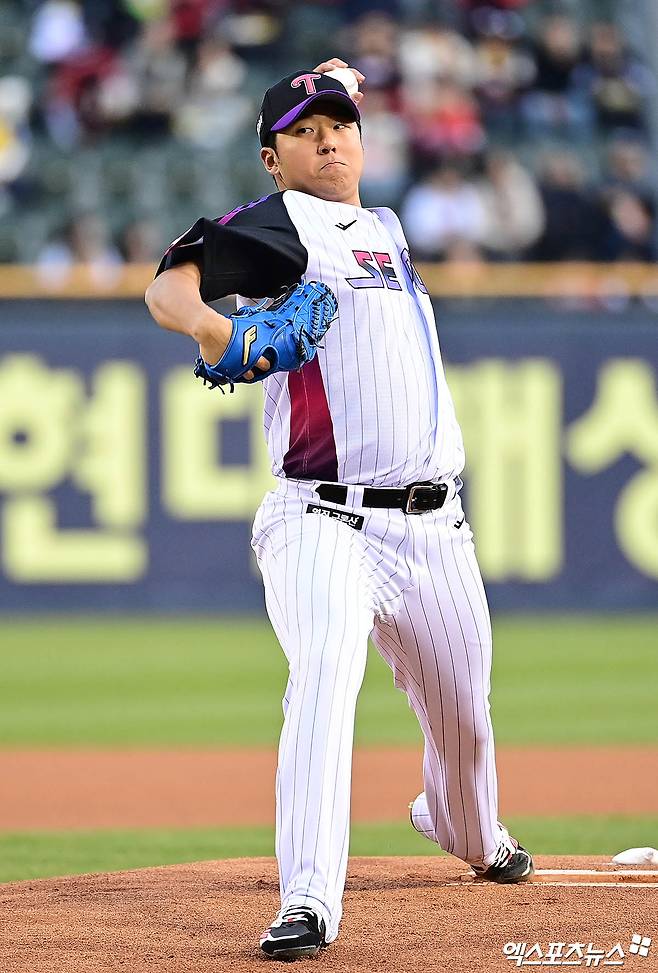 LG 투수 송승기는 29일 대전한화생명볼파크에서 열린 '2025 신한 SOL Bank KBO 리그' 한화와 주중 3연전 첫 번째 경기에서 선발 등판했다. 생애 첫 원정 선발 등판에서 피홈런 두 방에 발목 잡혀 5이닝 3실점으로 패전 투수가 됐다. 엑스포츠뉴스 DB