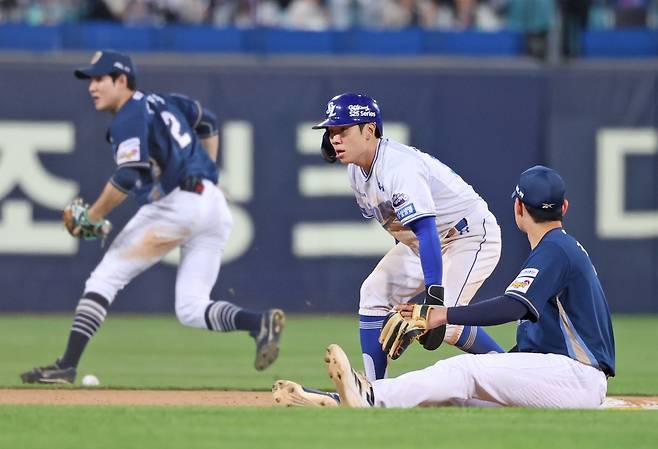 김지찬은 29일 인천 SSG랜더스필드에서 열린 2025 신한 SOL Bank KBO리그 삼성 라이온즈와 SSG 랜더스의 경기, 중견수 겸 1번타자로 선발 출전했으나 1회 첫 타석에서 땅볼을 기록한 뒤 햄스트링 통증으로 교체, 30일 1군 엔트리에서 말소됐다. 삼성 라이온즈