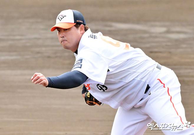 한화 투수 류현진은 30일 대전한화생명볼파크에서 열린 '2025 신한 SOL Bank KBO 리그' LG와 정규시즌 다섯 번째 맞대결에서 선발 등판했다. 7이닝 2실점 하이 퀄리티스타트로 호투하며 팀 승리를 견인했다. 엑스포츠뉴스 DB