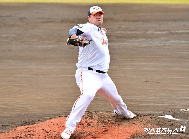 한화 투수 류현진은 30일 대전한화생명볼파크에서 열린 '2025 신한 SOL Bank KBO 리그' LG와 정규시즌 다섯 번째 맞대결에서 선발 등판했다. 7이닝 2실점 하이 퀄리티스타트로 호투하며 팀 승리를 견인했다. 동시에 시즌 3승을 챙겼다. 엑스포츠뉴스 DB