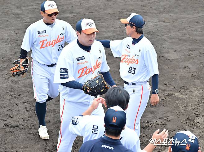 한화 투수 류현진(가운데)은 30일 대전한화생명볼파크에서 열린 '2025 신한 SOL Bank KBO 리그' LG와 정규시즌 다섯 번째 맞대결에서 선발 등판했다. 7이닝 2실점 하이 퀄리티스타트로 호투하며 팀 승리를 견인했다. 동시에 시즌 3승을 챙겼다. 엑스포츠뉴스 DB