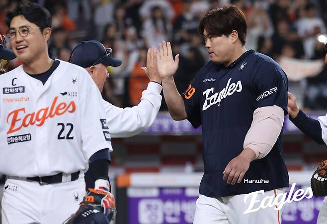 한화 투수 류현진(오른쪽)은 30일 대전한화생명볼파크에서 열린 '2025 신한 SOL Bank KBO 리그' LG와 정규시즌 다섯 번째 맞대결에서 선발 등판했다. 7이닝 2실점 하이 퀄리티스타트로 호투하며 팀 승리를 견인했다. 동시에 시즌 3승을 챙겼다. 한화 이글스