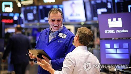 뉴욕증권거래소의 트레이더 [로이터 연합뉴스 자료사진. 재판매 및 DB 금지]