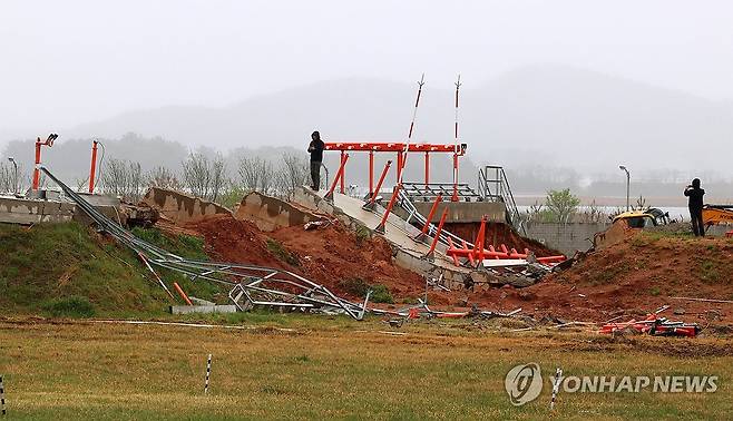 지난 22일 제주항공 참사 현장의 로컬라이저  [연합뉴스 자료사진]