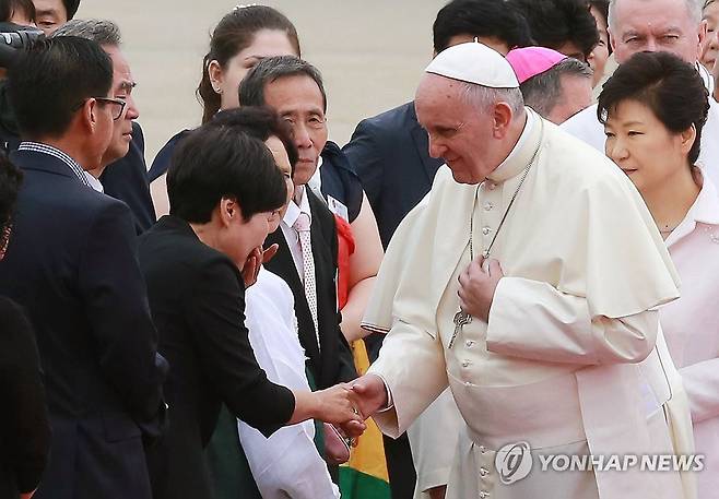 프란치스코 교황 선종 (서울=연합뉴스) 2013년부터 12년간 전 세계 14억 가톨릭 신자를 이끌어온 프란치스코 교황이 21일(현지시간) 88세로 선종했다고 교황청이 발표했다.
 사진은 지난 2014년 8월 서울공항에 도착해 세월호 유가족 대표들에게 위로의 메시지를 전하는 프란치스코 교황. 2025.4.21 [연합뉴스 자료사진. 재판매 및 DB 금지] photo@yna.co.kr