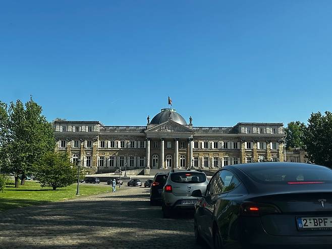 벨기에 국왕 공식 거처에 초대된 언론사 차량 (브뤼셀=연합뉴스) 정빛나 특파원 = 29일(현지시간) 벨기에 필립 국왕 공식 거처인 라켄궁 부지 안에 초청 언론사 차량이 줄을 서 있는 모습. 라켄궁 부지 내엔 외부 차량 출입이 금지되지만, 이날 초청 언론사에 한해 특별히 허용됐다. 2025.4.29 shine@yna.co.kr