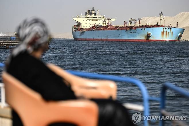 수에즈 운하를 지나 홍해로 들어서는 화물선 [EPA 연합뉴스 자료사진. 재판매 및 DB 금지]