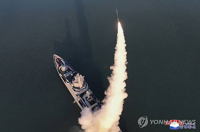 북, 최현호 첫 무장 시험사격…김정은 "해군 핵무장화 가속화" (평양 조선중앙통신=연합뉴스) 북한 김정은 국무위원장이 신형 '다목적구축함' 최현호(號) 진수 사흘 만에 진행된 첫 무장 시험사격을 참관하고 '해군의 핵무장화'에 속도를 내라고 지시했다. 미사일총국, 국방과학원, 탐지전자전총국이 구축함 최현호에 탑재된 무장체계의 성능 및 전투 적용성 시험에 착수했다고 조선중앙통신이 30일 보도했다. 2025.4.30 
    [국내에서만 사용가능. 재배포 금지. For Use Only in the Republic of Korea. No Redistribution] nkphoto@yna.co.kr
