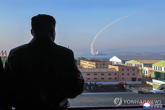 북, 최현호 첫 무장 시험사격…김정은 "해군 핵무장화 가속화" (평양 조선중앙통신=연합뉴스) 북한 김정은 국무위원장이 신형 '다목적구축함' 최현호(號) 진수 사흘 만에 진행된 첫 무장 시험사격을 참관하고 '해군의 핵무장화'에 속도를 내라고 지시했다. 미사일총국, 국방과학원, 탐지전자전총국이 구축함 최현호에 탑재된 무장체계의 성능 및 전투 적용성 시험에 착수했다고 조선중앙통신이 30일 보도했다. 2025.4.30 
    [국내에서만 사용가능. 재배포 금지. For Use Only in the Republic of Korea. No Redistribution] nkphoto@yna.co.kr
