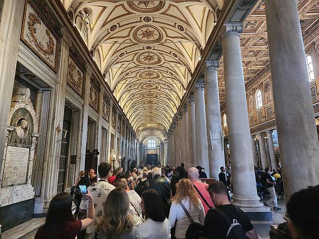 프란치스코 교황 참배객들 (로마=연합뉴스) 신창용 특파원 = 참배객들이 29일(현지시간) 이탈리아 로마 시내 산타 마리아 마조레 대성전에 안장된 프란치스코 교황의 무덤 앞을 지나고 있다. 2025.4.30 changyong@yna.co.kr