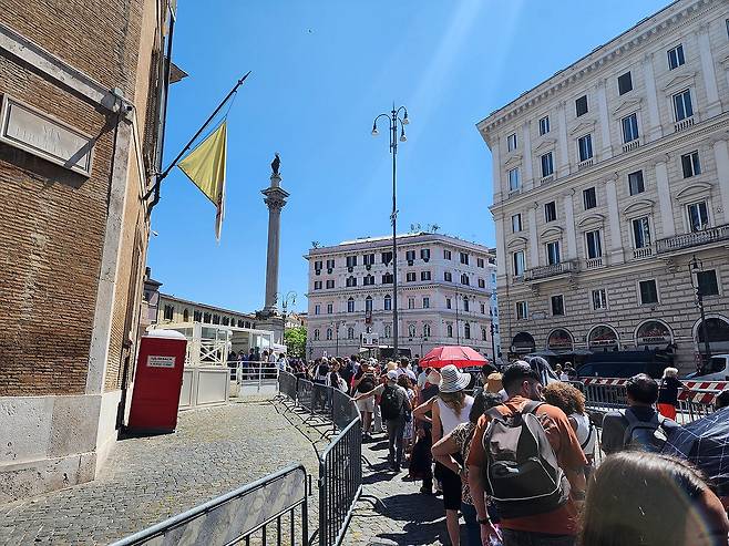 줄 선 교황 참배객들 (로마=연합뉴스) 신창용 특파원 = 29일(현지시간) 프란치스코 교황의 무덤이 안장된 이탈리아 로마 시내 산타 마리아 마조레 대성전에 입장하기 위해 참배객들이 줄 서 있다. 2025.4.30 changyong@yna.co.kr
