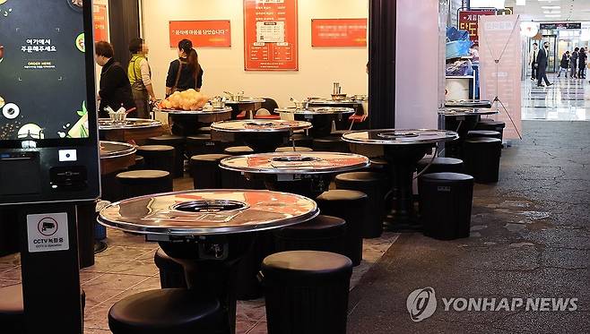 생산·소비·투자 늘어도 음식·숙박업 고전 (서울=연합뉴스) 이진욱 기자 = 2월 산업생산과 소비·투자가 감소 한 달 만에 모두 증가세로 전환됐으나 소비 심리 위축 영향으로 숙박·음식점업 생산은 3년 만에 가장 큰 폭으로 감소했다. 사진은 31일 서울 여의도 식당가 모습. 2025.3.31 cityboy@yna.co.kr