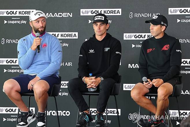'LIV 골프 코리아' 기자회견 (인천=연합뉴스) 임순석 기자 = LIV 골프 코리아 경기를 앞두고 30일 인천 송도 잭 니클라우스 골프클럽 코리아에서 열린 기자회견에서 욘 람이 취재진 질문에 답하고 있다. 왼쪽부터 욘 람, 호아킨 니만, 세르히오 가르시아. 2025.4.30 soonseok02@yna.co.kr