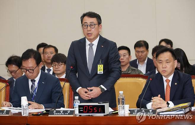 사과하는 유영상 SKT 대표이사 (서울=연합뉴스) 김주성 기자 = 유영상 SK텔레콤 대표이사가 30일 국회 과학기술정보방송통신위원회의에서 열린 방송통신 분야 청문회에서 유심 해킹 사태에 대해 사과하고 있다. 2025.4.30 utzza@yna.co.kr