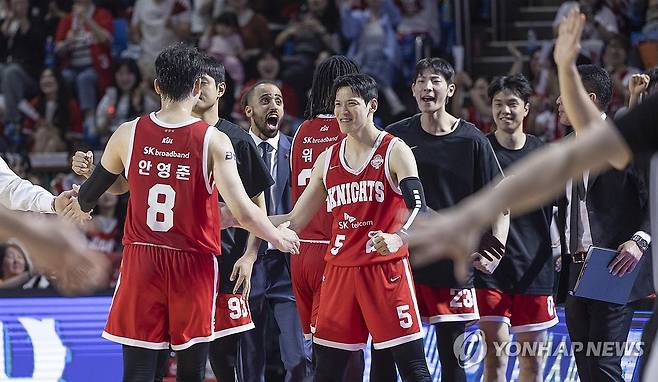 승기 잡은 SK 환호 (서울=연합뉴스) 황광모 기자 = 23일 서울 송파구 잠실학생체육관에서 열린 2024~2025시즌 프로농구 4강 플레이오프 서울 SK와 수원 kt의 경기. SK의 자밀 워니의 절묘한 패스와 오재현의 슛으로 승기를 잡은 뒤 전희철 감독과 김선형을 비롯한 선수들이 환호하고 있다. 2025.4.23 hkmpooh@yna.co.kr