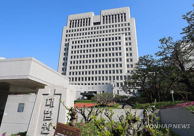 이재명 선거법 사건 대법 선고 D-1 (서울=연합뉴스) 김도훈 기자 = 더불어민주당 이재명 대선 후보의 공직선거법 사건에 대한 대법원 전원합의체 선고를 하루 앞둔 30일 서울 서초구 대법원 모습. 2025.4.30 superdoo82@yna.co.kr